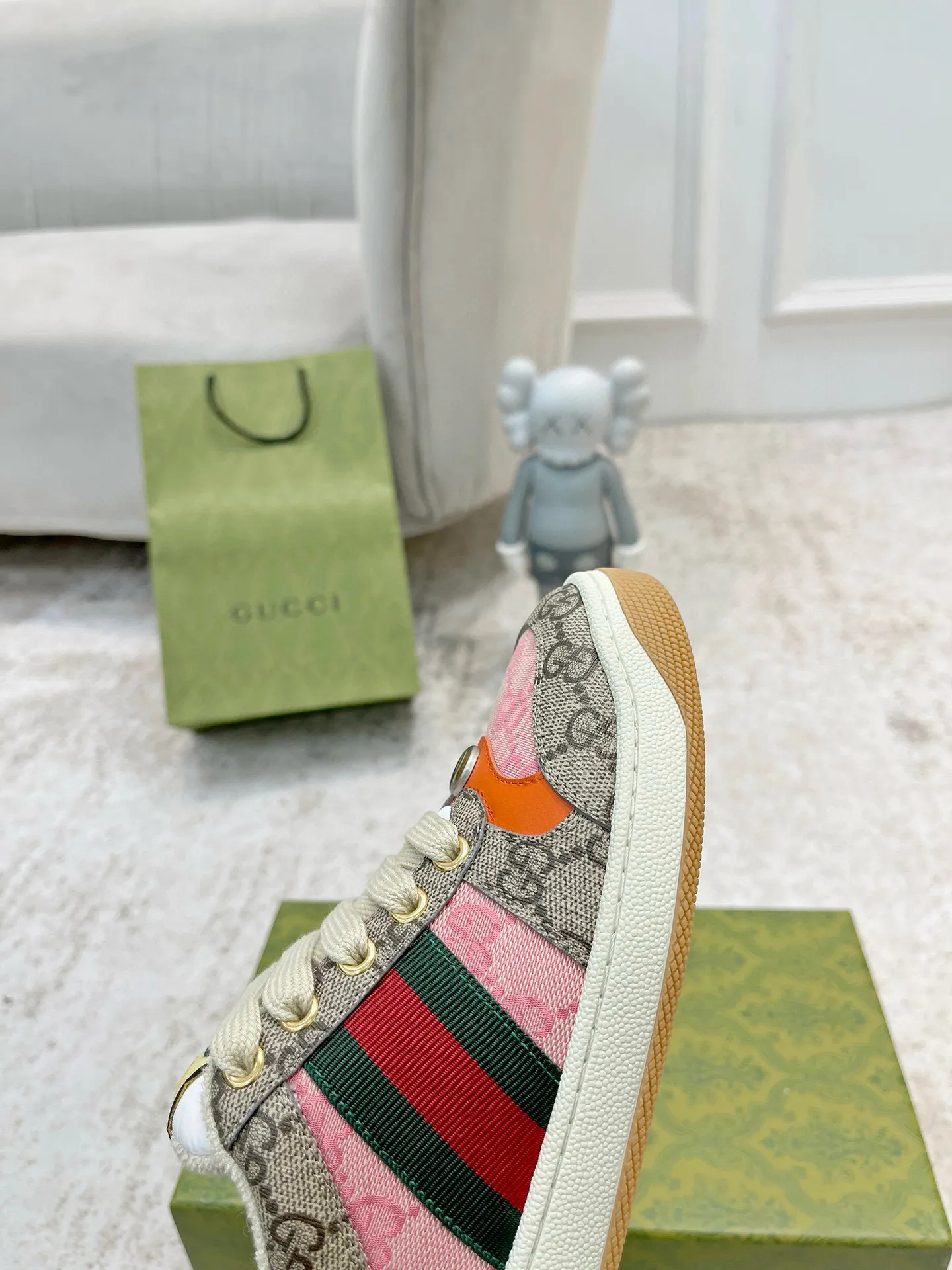 Ex-factory price: 540💰 GUCCI Gucci's newly upgraded back cover lining, top-notch old dirty shoes, classic casual sports shoes for couples, retro sneakers and old G family dirty shoes, updated at the counter simultaneously! ①The shoe upper has the same water-based edge coating process as the original version⚠️The ordinary oil edges on the market have a strong glue feel and are easy to fall off! Grade A first-layer nubuck leather (with pores)/matching computer embroidered double G cloth, high-density terry velvet lining. ② A PVC transparent small round mark sealing line is added to the details of the midsole. The mold is opened six times and the jewelry craftsmanship is used to customize the two-color double G buckle, striving to be the same as the original version. A pair of buttons is more than three times more expensive than ordinary buckles on the market. ③An old two-color washable label, the chip is placed on the outer waist of the right foot, the entire shoe is completely hollowed out with rubber technology, TUP material (rubber to distinguish the market) with the latest green packaging from the counter, 3D printed handbag, and a pair of shoelaces. There is no pressure when entering and exiting the counter. You can buy a 1:1 accurate replica of the original version and modify and upgrade it repeatedly. The details are perfectly restored, the materials are all customized, and they are truly top-notch. Please look at the details clearly to identify the quality. Upper: First-layer frosted cowhide/embroidered double G cloth. Lining: original high-density velvet lining. Foot pads: original pearlescent sheepskin. Outsole: private molded vacuum TPU material. Packaging: original top-grade full set packaging at the counter. Shoe size: women's size 35-40, men's size 39-44 (men's size 38, 45🉑️customized, non-returnable)